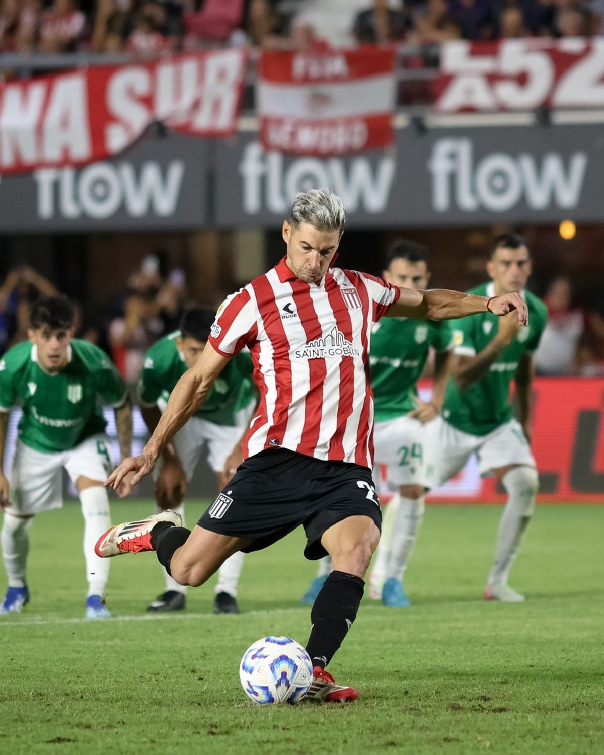 Alario convirtió el gol con el que Estudiantes venció a Banfield. Alario convirtió el gol con el que Estudiantes venció a Banfield.