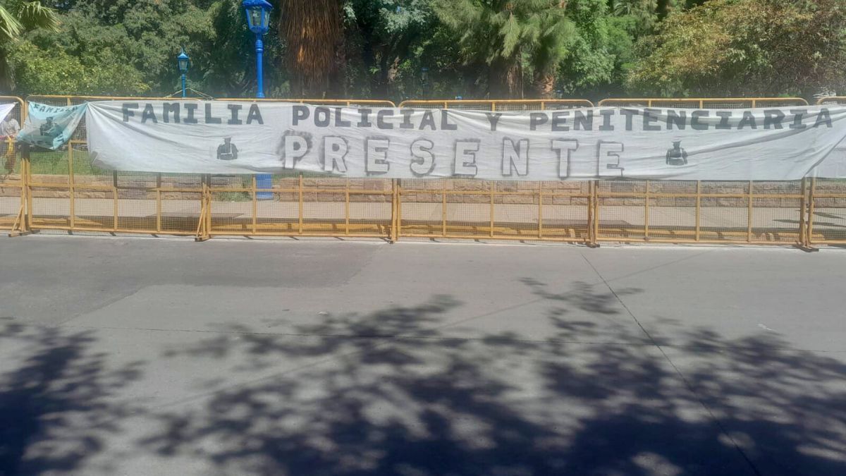 Familiares de policías y miembros del Servicio Penitenciario se hicieron presente en el reclamo contra la reforma laboral. Familiares de policías y miembros del Servicio Penitenciario se hicieron presente en el reclamo contra la reforma laboral.