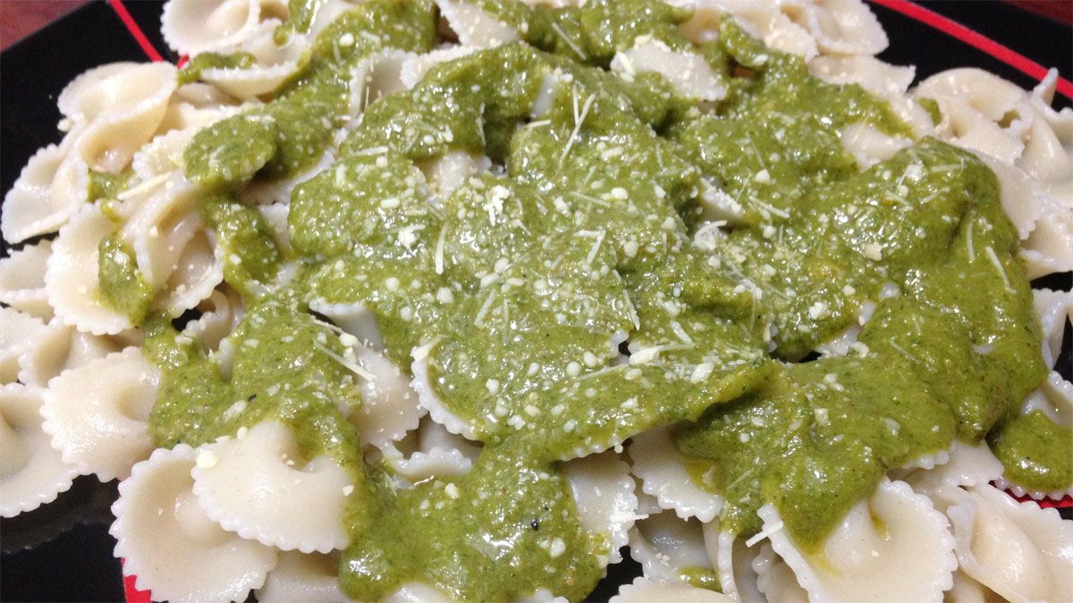 Es muy sencilla de elaborar la receta del pesto fresco.