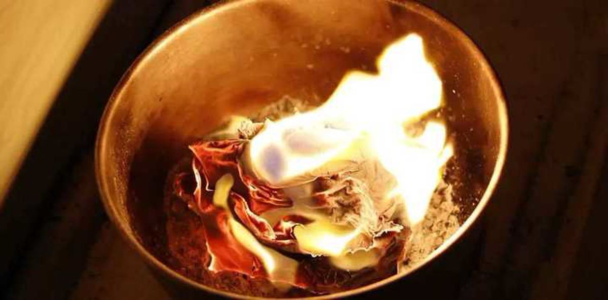 Descubrí para qué sirve el ritual de escribir el nombre de alguien en un papel y quemarlo. Descubrí para qué sirve el ritual de escribir el nombre de alguien en un papel y quemarlo.