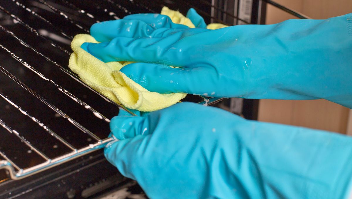 También existen algunos productos específicos para limpiar y desengrasar el horno. También existen algunos productos específicos para limpiar y desengrasar el horno. 