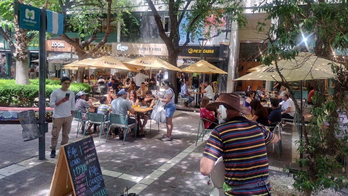 Muchos chilenos coparon este viernes al mediodía los sitios para comer en la Peatonal Sarmiento. Muchos chilenos coparon este viernes al mediodía los sitios para comer en la Peatonal Sarmiento.