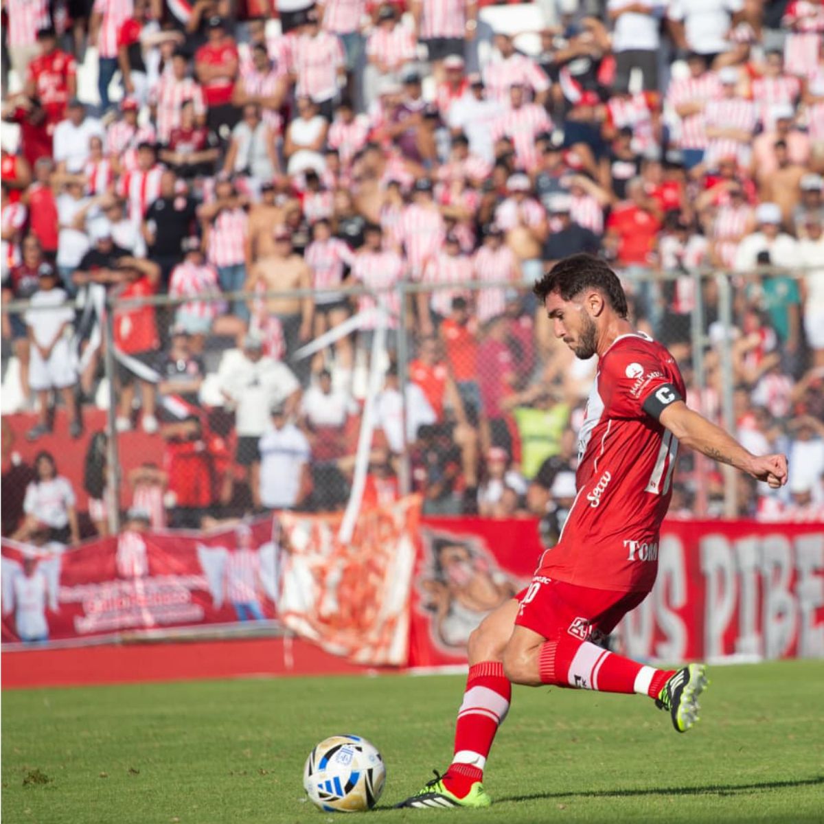 El capit&aacute;n del Deportivo Maip&uacute;, Marcelo Eggel, fundamental en el mediocampo Cruzado.