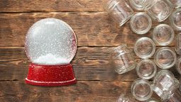 Paso a paso para reciclar los frascos de dulce y convertirlos en bolas de nieve