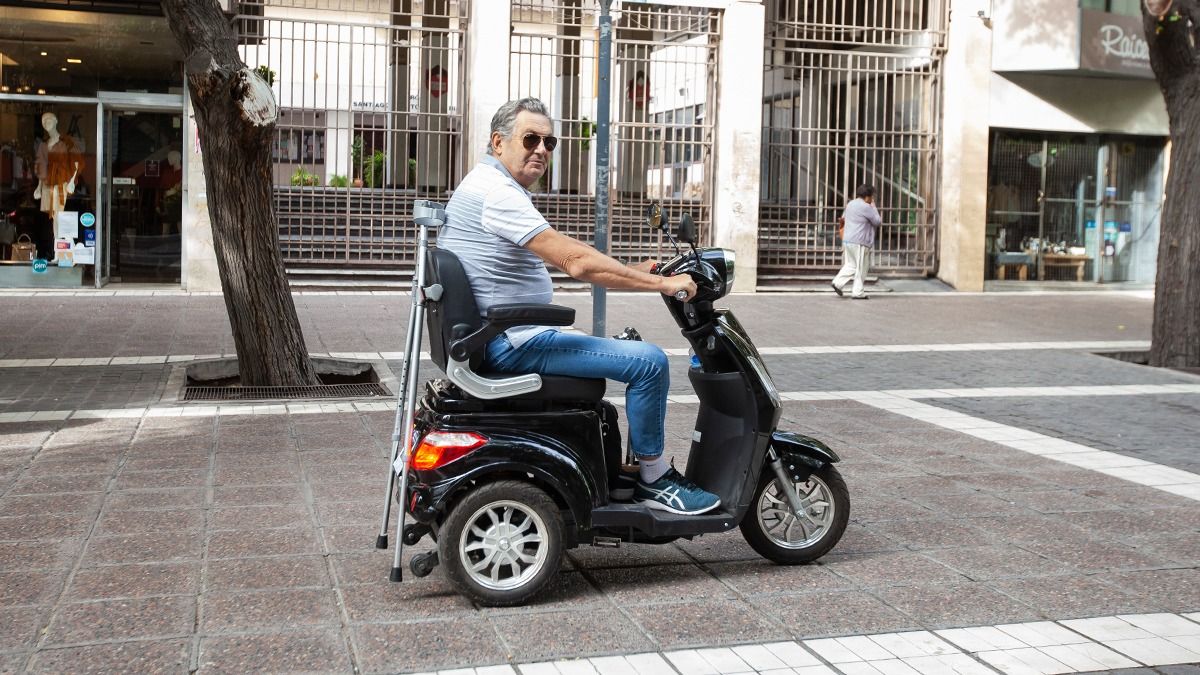 Ripa en su moto adaptada con los bastones canadienses en la parte trasera.