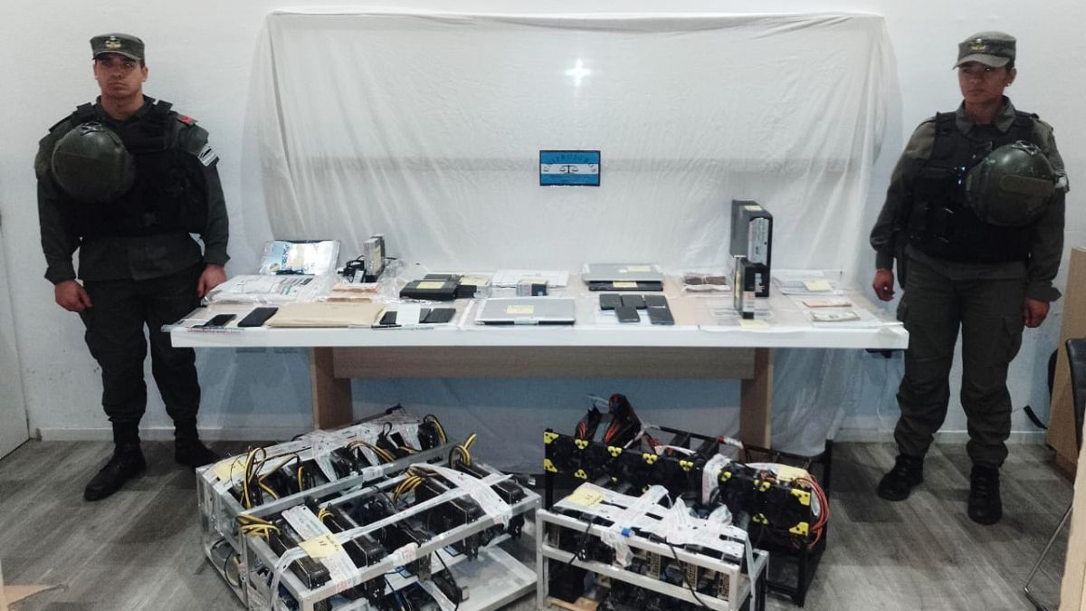 Gendarmería Nacional realizó varios allanamientos en cuevas ilegales de comercio de divisas de Mendoza y Rosario. Se secuestró dinero y material informático.