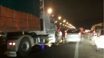 Un camión sufrió un accidente y perdió una carga de vinos en el Acceso Sur
