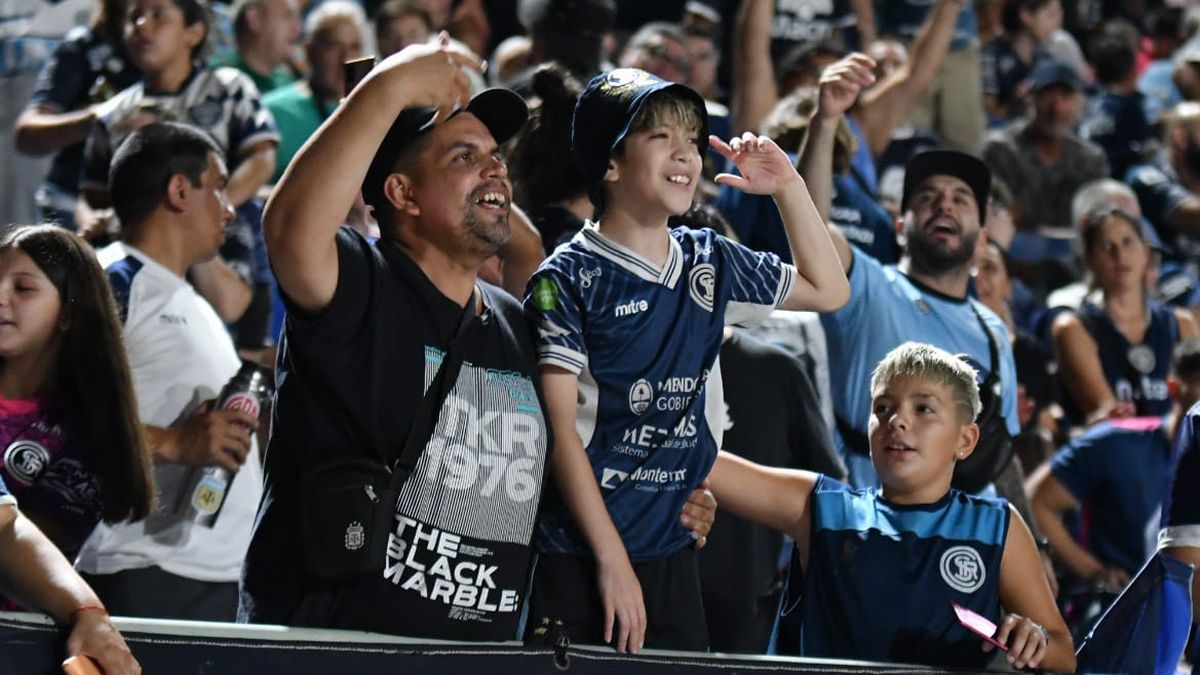 Grandes y chicos alentaron a Independiente Rivadavia (UNO/Ramiro Gómez) Grandes y chicos alentaron a Independiente Rivadavia (UNO/Ramiro Gómez)