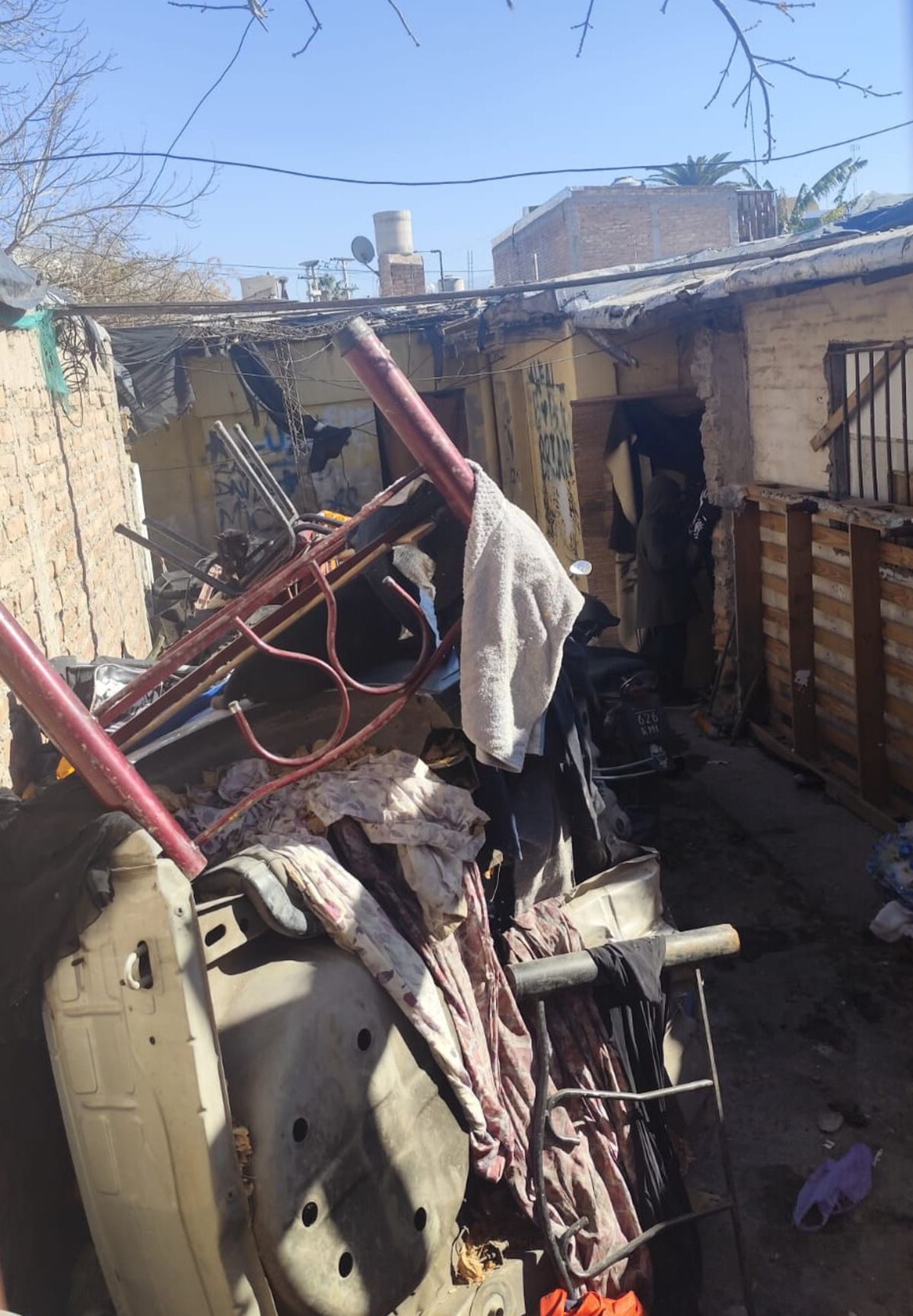 En el patio de la casa del horror hay hasta la carrocería de un vehículo dada vuelta. Trepando por ese montón de basura es que dicen los vecinos que los perros logran subirse al techo. En el patio de la casa del horror hay hasta la carrocería de un vehículo dada vuelta. Trepando por ese montón de basura es que dicen los vecinos que los perros logran subirse al techo.