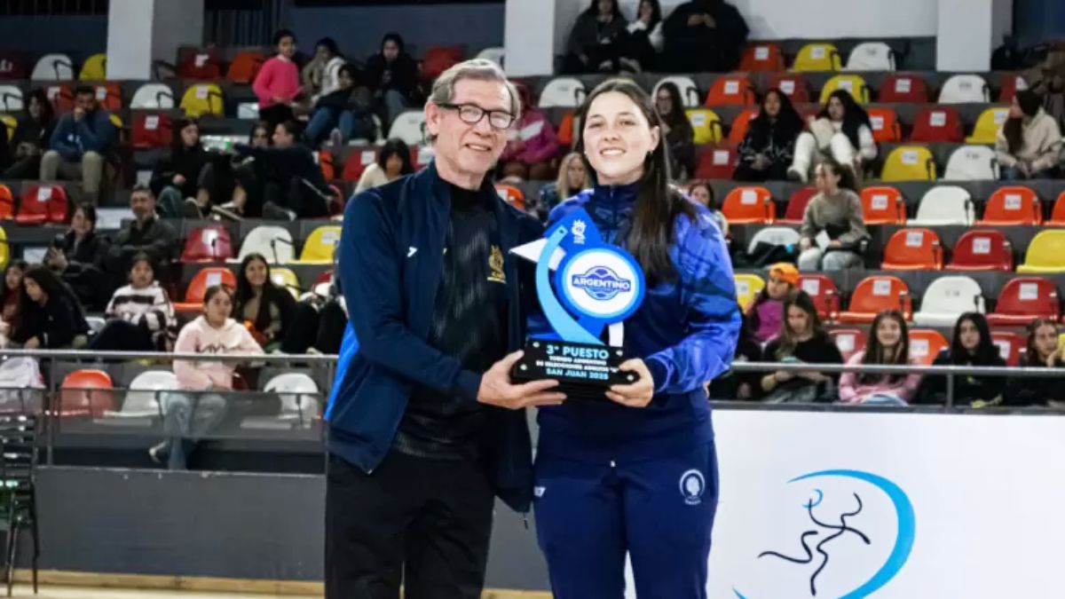 La mendocina Sofía Manzano fue la goleadora del Argentino de Handball A y recibió el premio a la tercera ubicación de la selección de Amebal