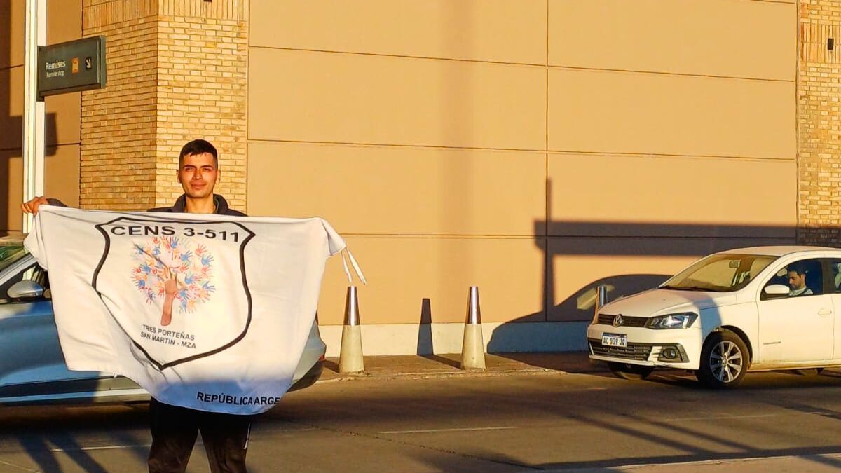Este domingo en el aeropuerto de Mendoza luciendo la bandera del Cens 3-511 de Tres Porteñas, donde estudia de noche. Partió a Amsterdam. Este domingo en el aeropuerto de Mendoza luciendo la bandera del Cens 3-511 de Tres Porteñas, donde estudia de noche. Partió a Amsterdam.