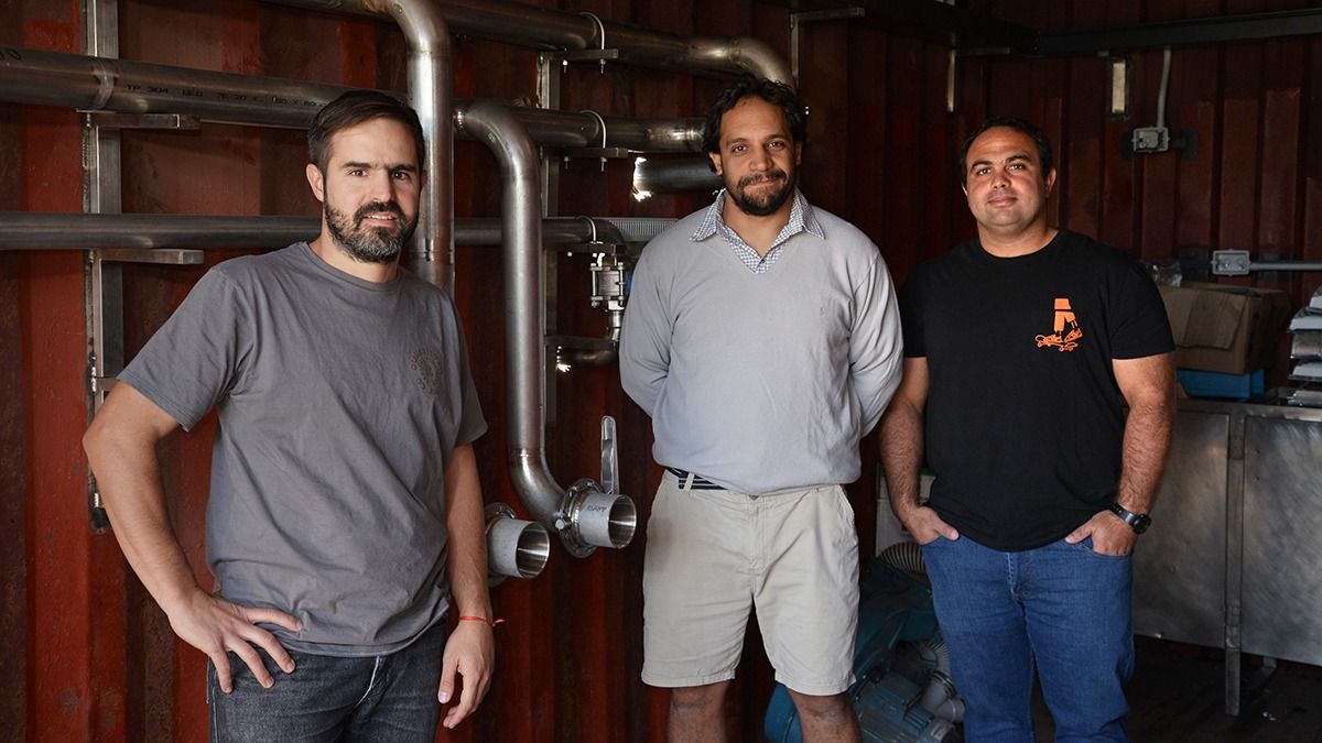 Los tres ingenieros mendocinos en lo que será la futura planta piloto de reciclaje de Nexeaa.