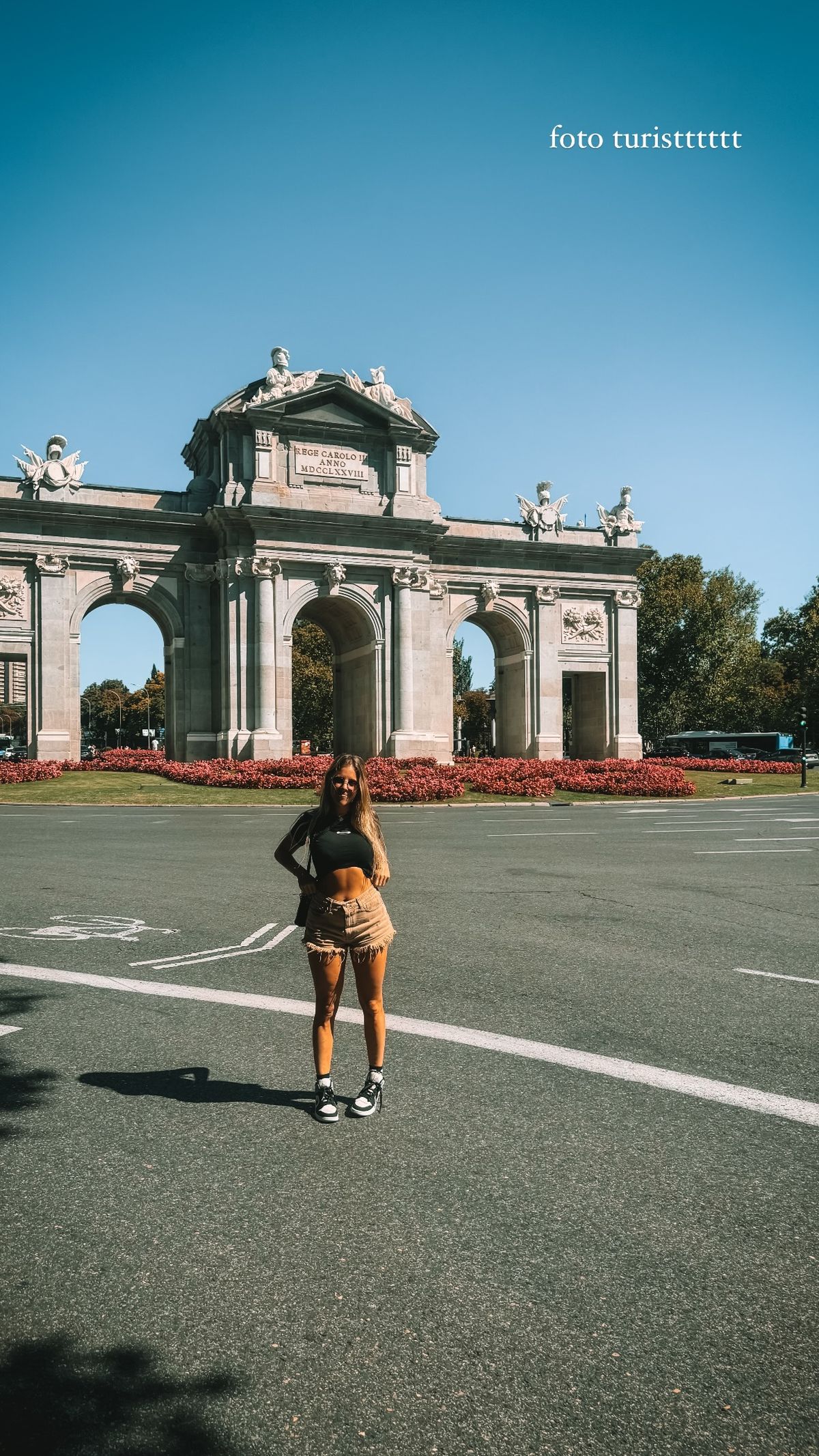Desde Madrid, Nati Jota se suma al cowboy en clave shorts XS al ras y anticipa la primavera.