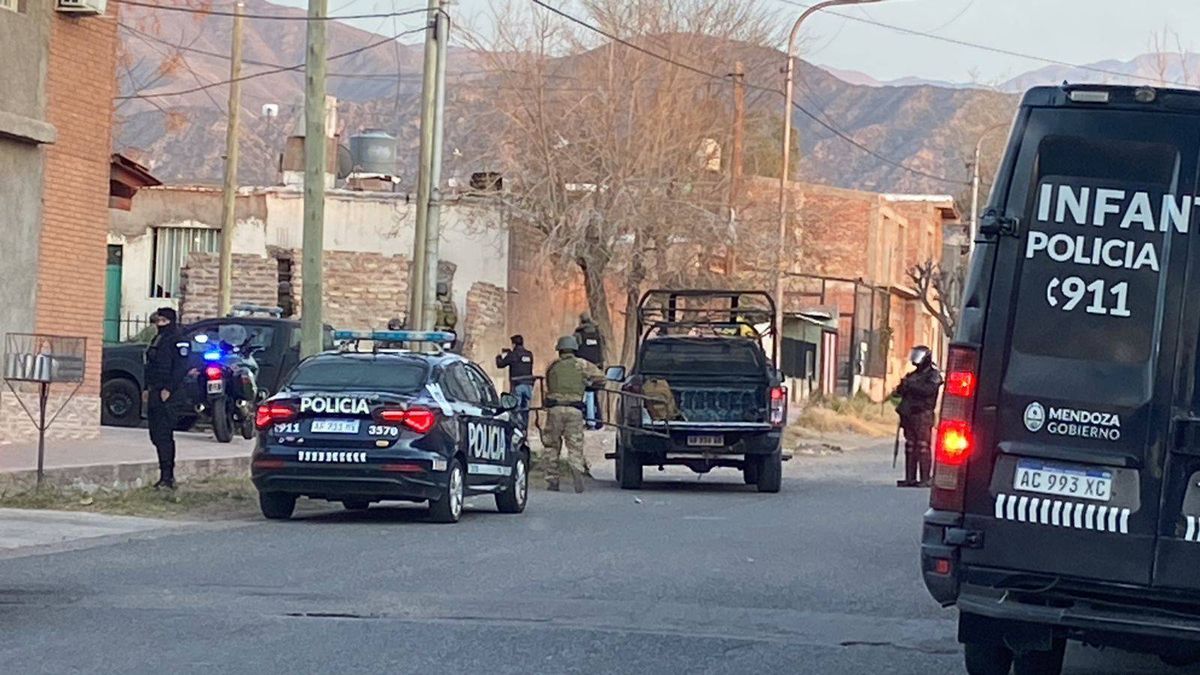 Esta semana, Las Heras derribó una casa en la que funcionaba un búnker de droga. Frente a la aparición de sustancias se hace la denuncia a fonodroga.