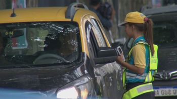 Un taxista borracho fue detenido en un control y los oficiales no podían creer lo que llevaba en el baúl Un taxista borracho fue detenido en un control y los oficiales no podían creer lo que llevaba en el baúl