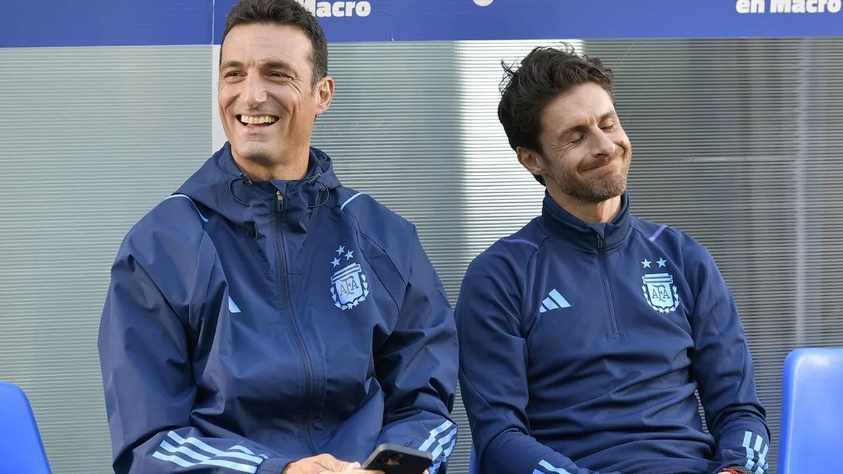 Lionel Scaloni, en la foto junto a Pablo Aimar, se mostró bastante incómodo en la conferencia de prensa post victoria de la Selección argentina frente a Bolivia.