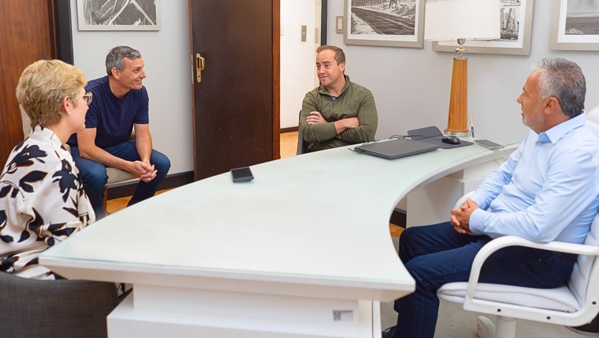 La ministra Jimena Latorre y el gobernador Alfredo Cornejo junto al mendocino Pablo Magistocchi, country manager de IMPSA; y Jason Arceneaux, cara visible del grupo inversor IAF. La ministra Jimena Latorre y el gobernador Alfredo Cornejo junto al mendocino Pablo Magistocchi, country manager de IMPSA; y Jason Arceneaux, cara visible del grupo inversor IAF.