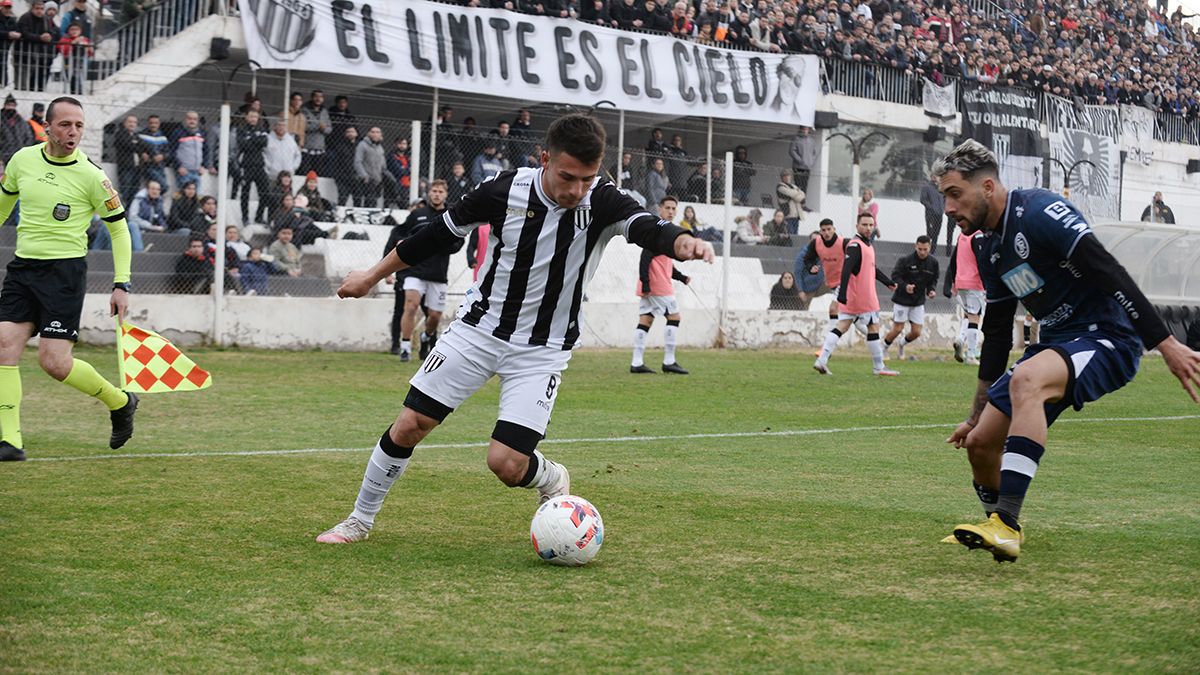 Oscar Garrido el polufuncional jugador de Gimnasia y Esgrima. Ahorá está jugando como doble cinco.
