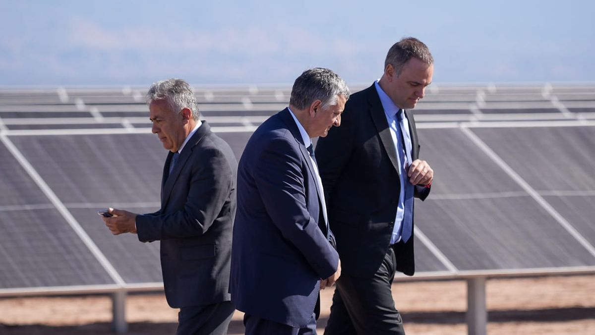 Manuel Adorni fue el enviado nacional a la inauguración del parque solar El Quemado. Por el escándalo que lo envuelve, la visita fue, por lo menos, incómoda.