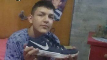 En un gran gesto solidario, Rivadavia le consiguió a un chico zapatillas número 49