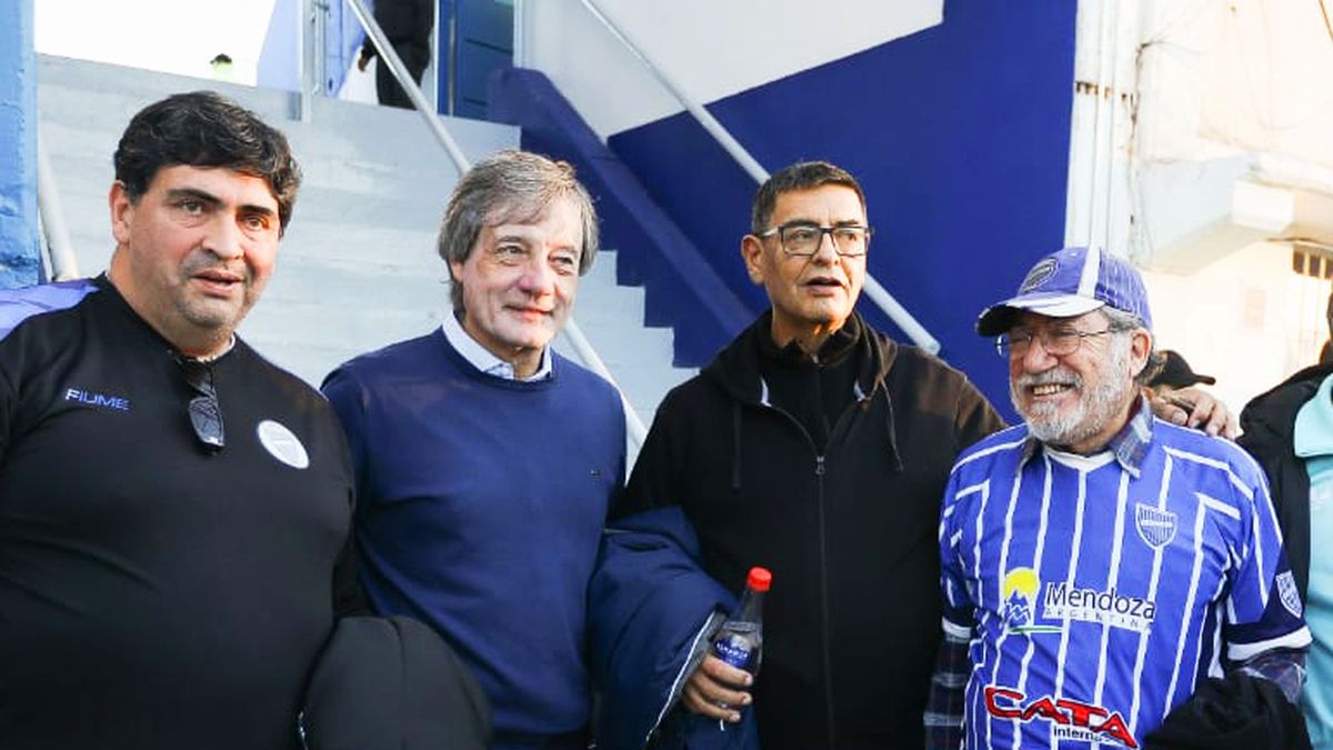 Alejandro Chapini y la felicidad del presidente del Club Godoy Cruz Antonio Tomba por volver a jugar por los puntos en el Feliciano Gambarte.