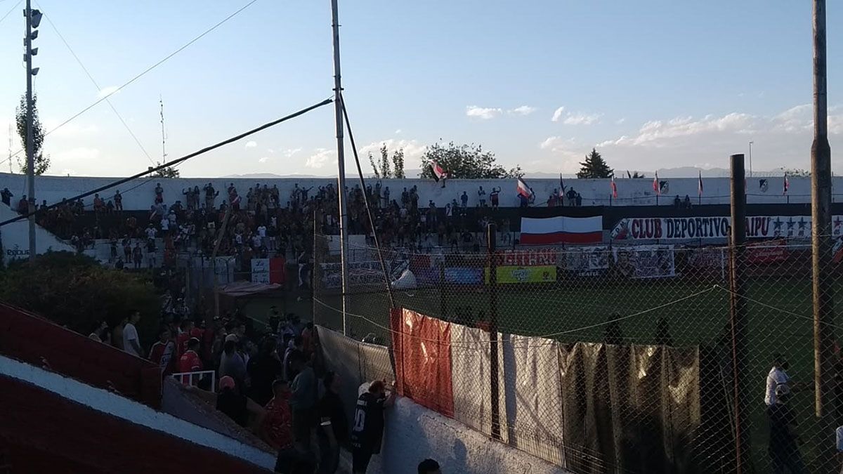 Los simpatizantes de Maipú cuando terminó el partido festejaron en las tribunas.