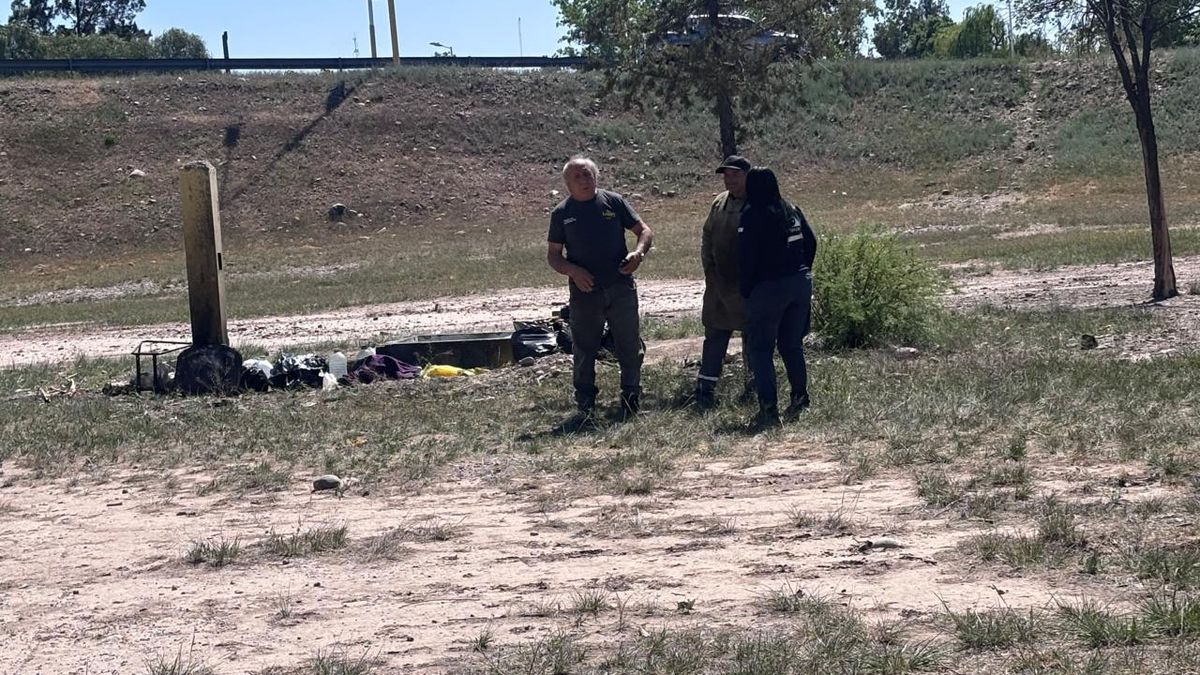 Sacaron a una pareja en situación de calle que se había instalado en un búnker bajo tierra en Luján
