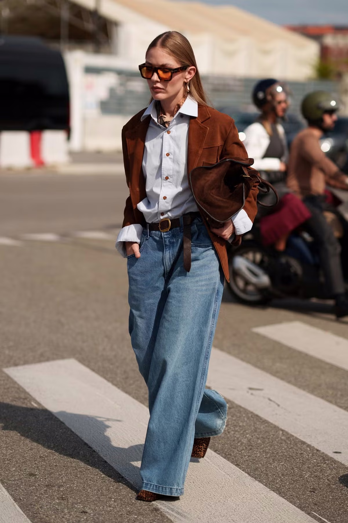 Caminar con pantalones demasiado largos puede resultar incómodo. Imagen: Vogue Caminar con pantalones demasiado largos puede resultar incómodo. Imagen: Vogue