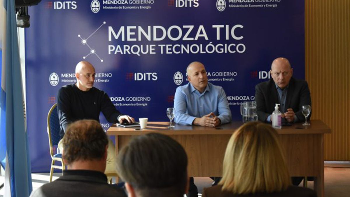 Yair Chen (en el centro) durante la charla que brindó en el Parque Tecnológico.