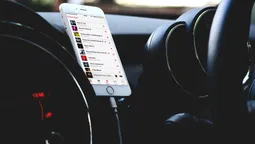 El uso de aplicaciones de música en teléfonos inteligentes durante la conducción elevó las muertes viales un 15 % en días de grandes lanzamientos. El estudio resalta que la distracción visual al buscar canciones nuevas, como ocurrió con el investigador Vishal Patel, genera un riesgo acumulado enorme cuando millones de usuarios realizan la misma acción en simultáneo.