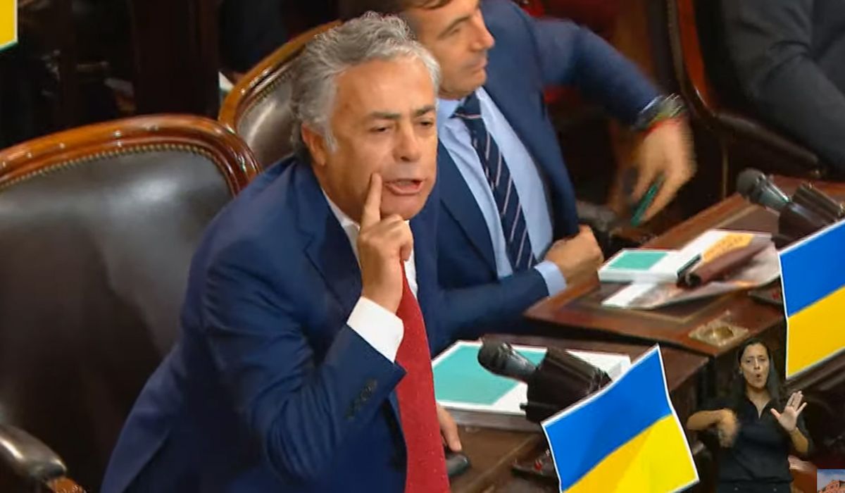 El senador Alfredo Cornejo fue captado por las cámaras de la transmisión mientras le gritaba al Presidente.