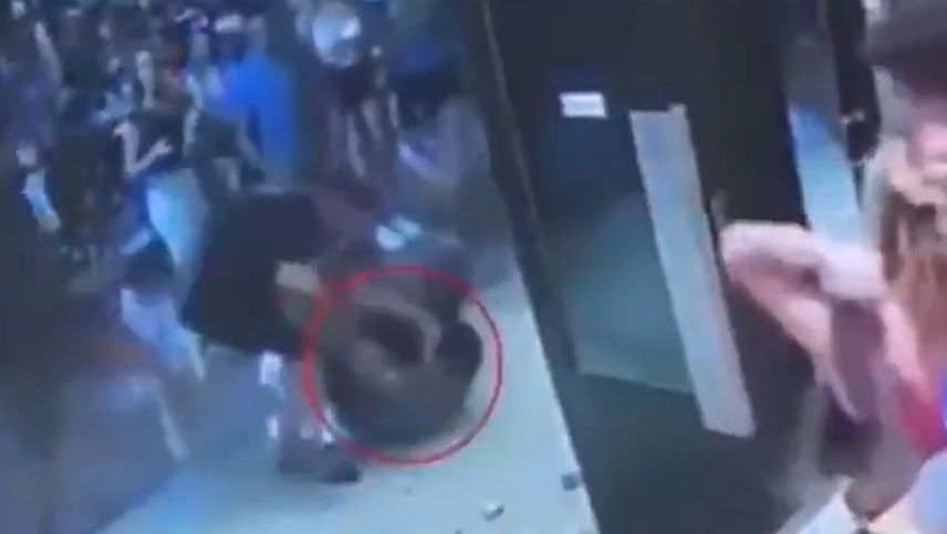 Video: un turista golpeó a un mozo al grito de me vas a atender cuando yo te diga