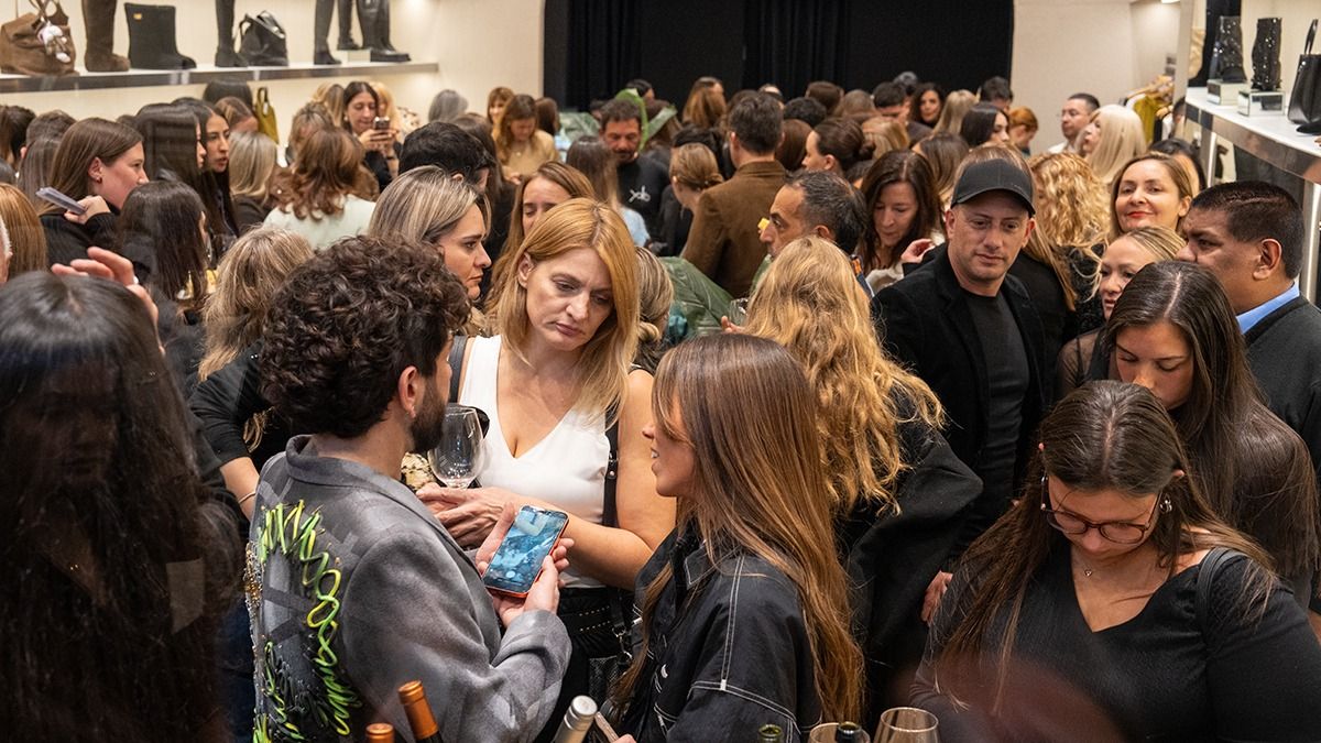 Este jueves se produjo el regreso de Sarkany en Mendoza, con un nuevo local en Palmares. Cerca de 700 personas acompañaron al diseñador y a los hermanos Fornasari, los inversores locales. Este jueves se produjo el regreso de Sarkany en Mendoza, con un nuevo local en Palmares. Cerca de 700 personas acompañaron al diseñador y a los hermanos Fornasari, los inversores locales.