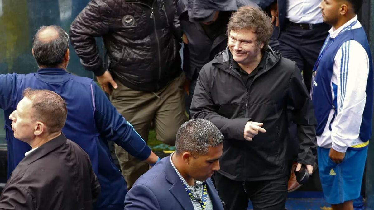 El presidente de la Nación Javier MIlei votó en las elecciones de Boca y recibió muestras de apoyo y también insultos.