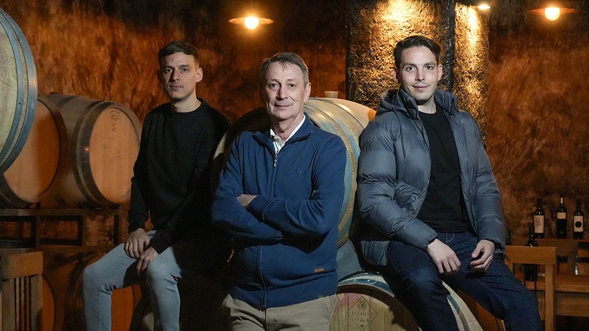Barberis posa con Leandro y Santiago, quienes asumen la tercera generación para continuar la tradición familiar en la vitivinicultura. Barberis posa con Leandro y Santiago, quienes asumen la tercera generación para continuar la tradición familiar en la vitivinicultura.