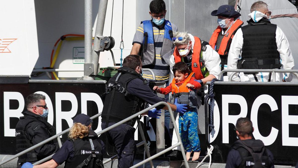 Desde el último lunes, 785 personas llegaron a Reino Unido en 27 embarcaciones, lo que marcó un récord. Ahora, quieren ienviar de regreso a los inmigrantes que cruzan el Canal de la Mancha