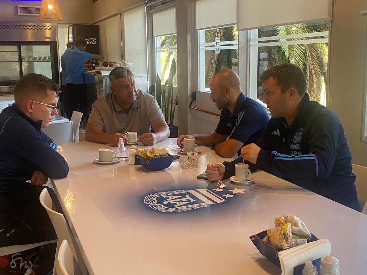 Tapia y Romeo recibieron en la AFA a Mascherano