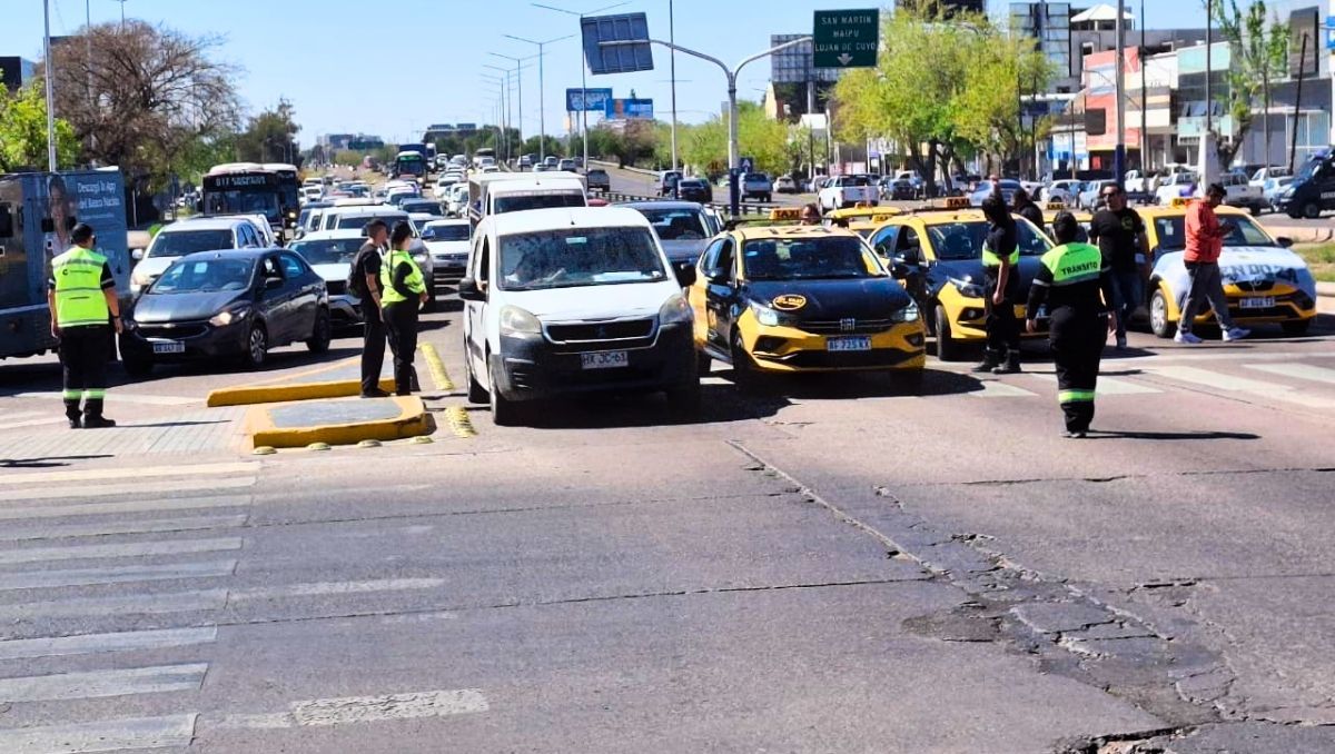 Taxis protestaron contra las apliaciones de transporte. Taxis protestaron contra las apliaciones de transporte.