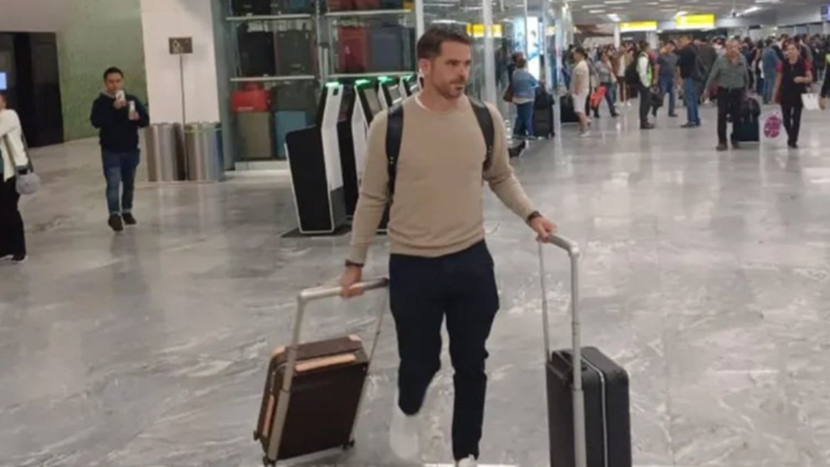 Fernando Gago se fue de México sin hablar y este lunes asume en Boca. Fernando Gago se fue de México sin hablar y este lunes asume en Boca.