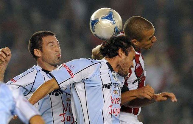 River venció 1 a 0 Gimnasia de Jujuy y quedó a un punto del líder