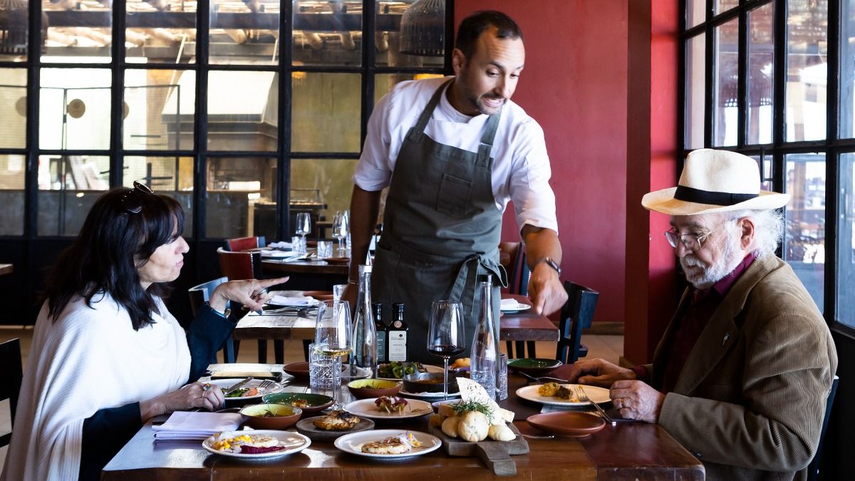 El chef Nacho Molina se dedicó a detallar cada plato en todas las mesas. El chef Nacho Molina se dedicó a detallar cada plato en todas las mesas.