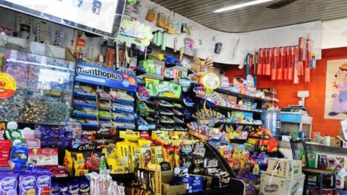 Graciosa medida. El ocurrente cartel de un kiosco para padres que descuidan a sus hijos.