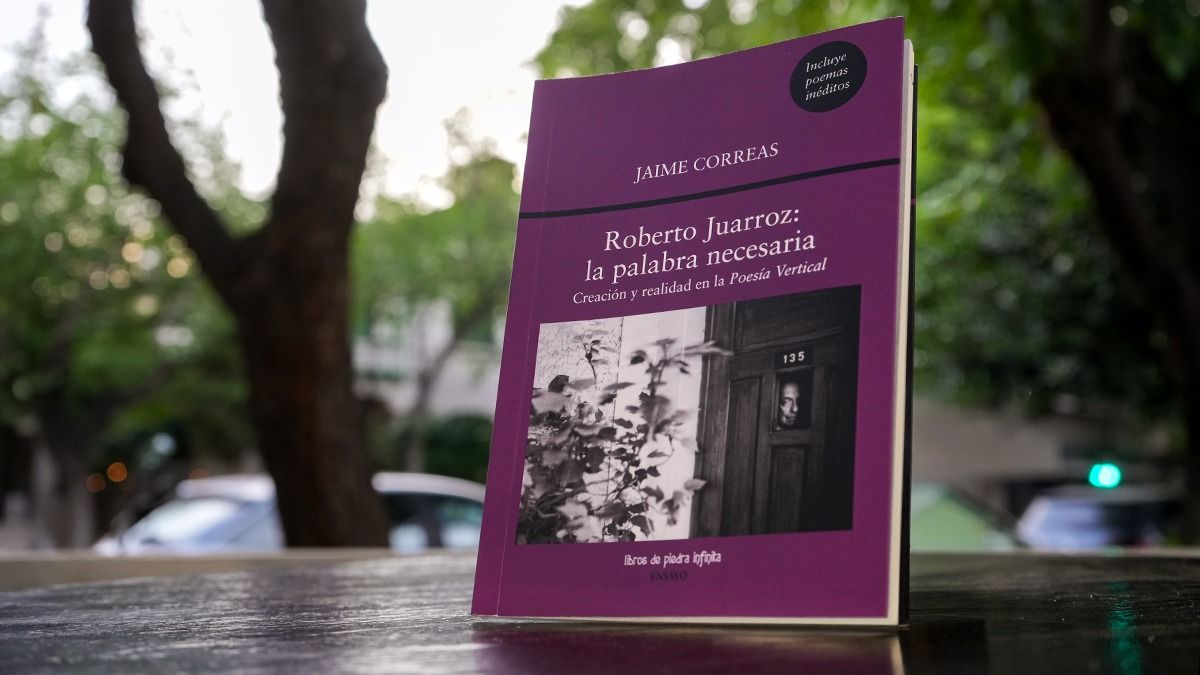 El libro de Jaime Correas que rescata al poeta Roberto Juarroz fue editado por el poeta y periodista Fernando G. Toledo, de Libros de Piedra Infinita. Fotos: Martín Pravata El libro de Jaime Correas que rescata al poeta Roberto Juarroz fue editado por el poeta y periodista Fernando G. Toledo, de Libros de Piedra Infinita. Fotos: Martín Pravata