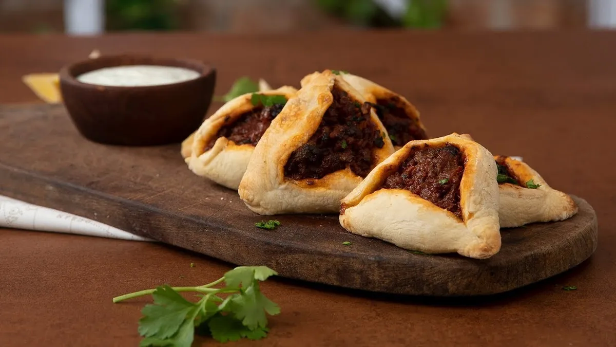 Las empanadas árabes son un plato típico de la cocina oriental que surgió varios años antes de Cristo. Las empanadas árabes son un plato típico de la cocina oriental que surgió varios años antes de Cristo.