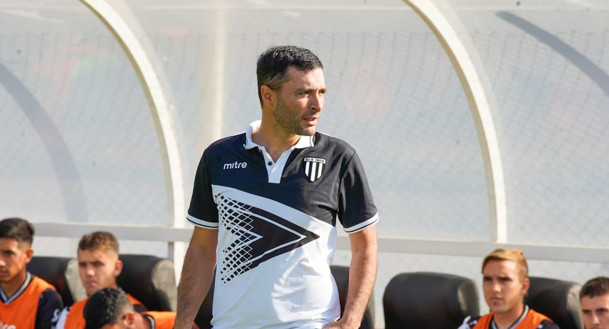 El entrenador de Gimnasia y Esgrima, Joaquin Sastre, habló de todo tras el triunfo ante San Telmo, en el estadio Víctor Legrotaglie.