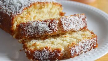 Receta de budín húmedo de coco con ingredientes tradicionales y un fácil paso a paso