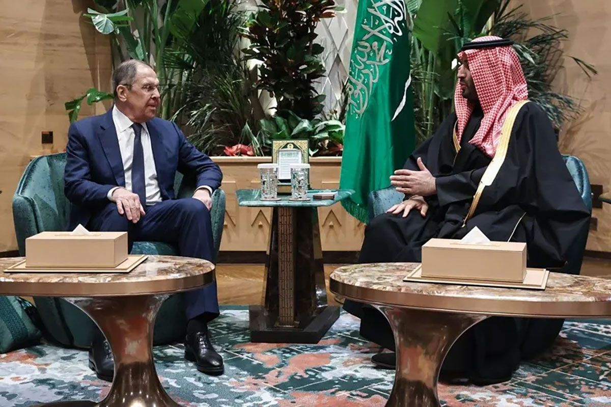 El ministro de Exteriores de Rusia, Serguéi Lavrov con el príncipe heredero y primer ministro saudí, Mohamed bin Salmán, este martes en Riad. Crédito: EFE/ Ministerio de Exteriores de Rusia.