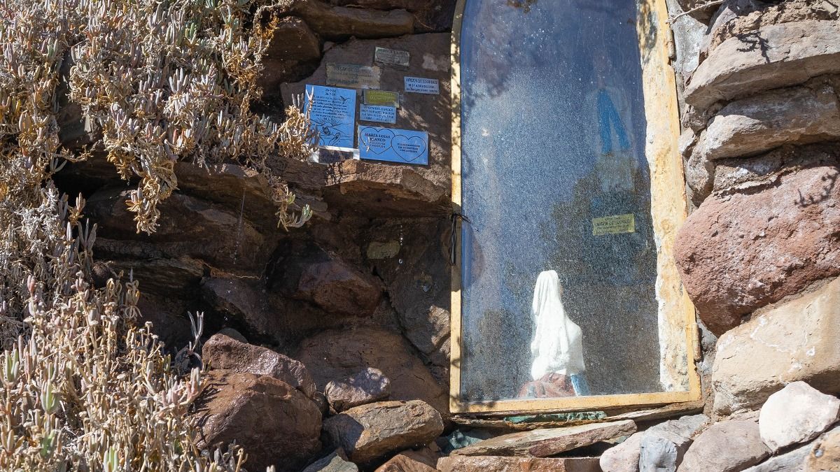 La ermita donde comenzó a gestarse lo que hoy es el predio de la Virgen de Lourdes en El Challao. En un principio, se la conocía como 