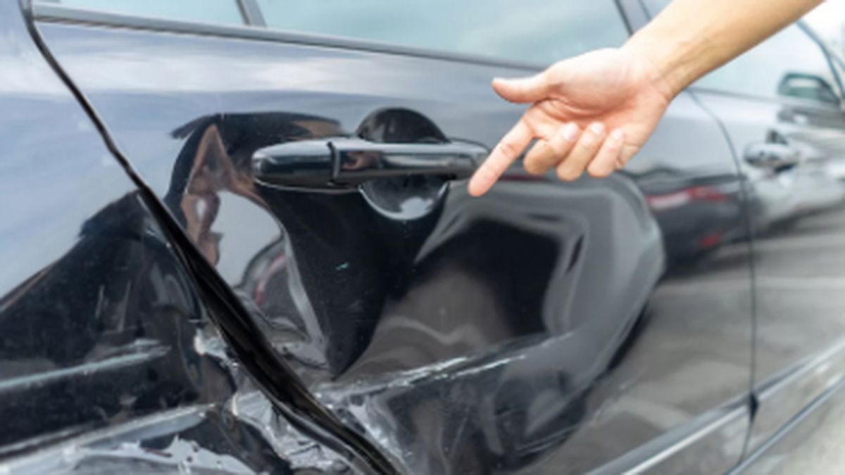 Mal trago: regresar y encontrarte que tu auto fue chocado estando estacionado. Mal trago: regresar y encontrarte que tu auto fue chocado estando estacionado. 