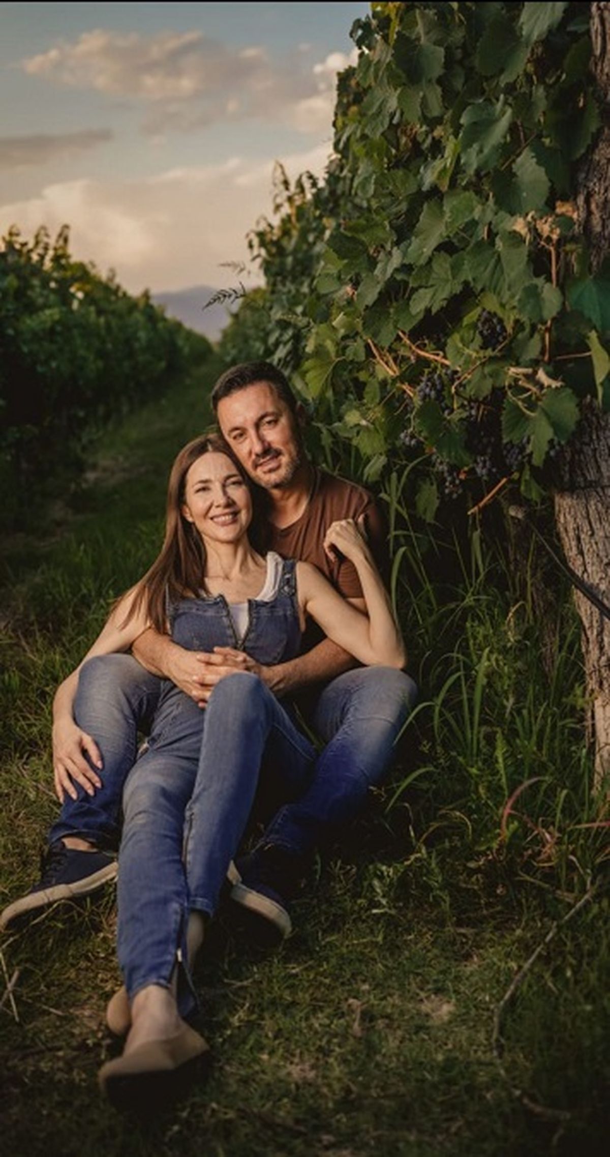 Entre viñedos, Cristina Pérez y su esposo el mendocino Luis Petri. Entre viñedos, Cristina Pérez y su esposo el mendocino Luis Petri.